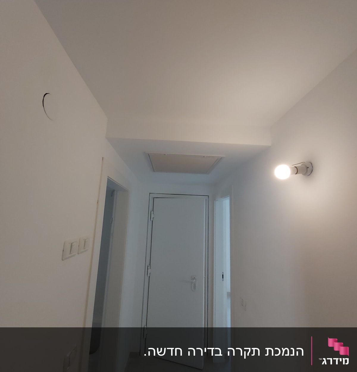 מסדרון עם קירות גבס ודלתות לבנות